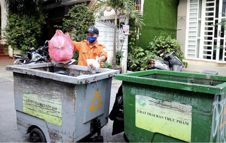 Khu phố có được tự ý quy định giờ đổ rác?