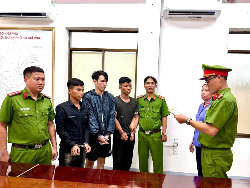 Vụ 3 thanh niên dùng mũ bảo hiểm đánh người chạy xe máy: Có dấu hiệu của tội gì?